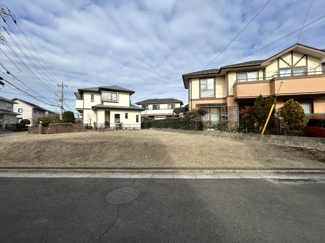 【前面道路含む現地写真】 | お散歩も快適な緑に恵まれた住宅地は、伸び伸びスローライフを叶えてくれます。自然豊富な季節の移ろいを身近に感じられる環境。小学校や幼稚園・保育園が徒歩圏内♪家庭も、安心して新生活をスタートできますね♪♪