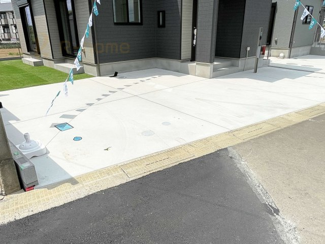 土浦市上高津新町I　新築戸建て　3号棟の駐車場|カースペースは3台完備。ゲスト用のスペースも確保できますね♪