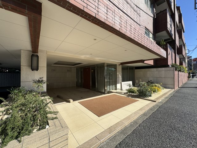 ロイヤル元麻布府ガーデンのエントランス|エレガンスなエントランスがお出迎え