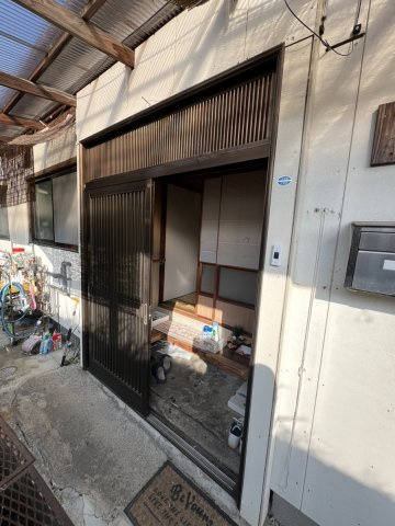 栴檀町戸建ての玄関