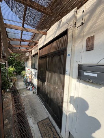 栴檀町戸建ての玄関