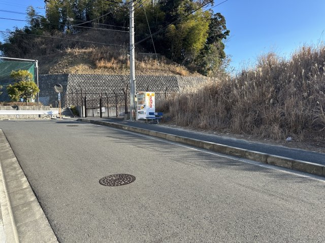 【成約】鎌倉市城廻　庭付き戸建の前面道路含む現地写真