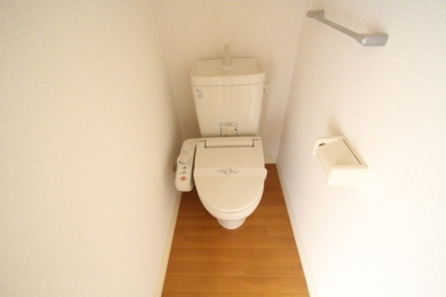 オレンジハウスのトイレ|落ち着いたトイレです