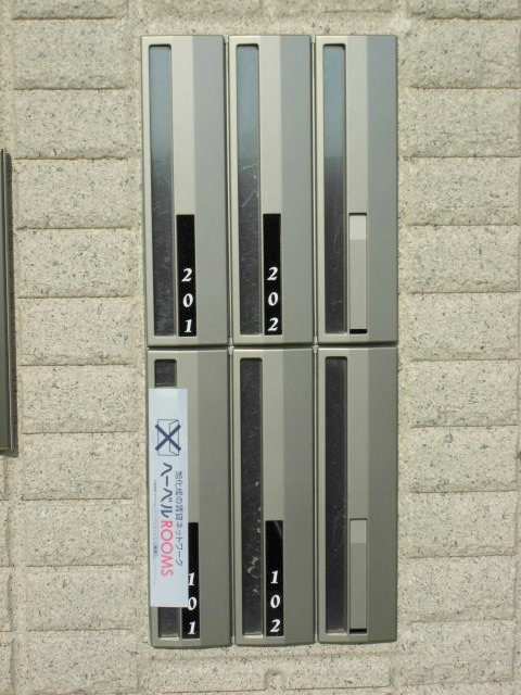 横浜市都筑区高山の賃貸マンションのその他共用部分|貫通式ポスト外から開けている所が見えません。