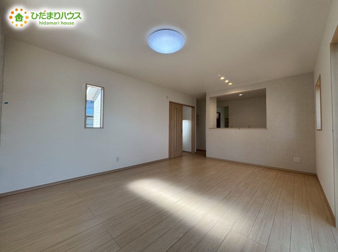 滑川町月の輪　第2期　新築一戸建て　ワイウッドコート　02の居間・リビング