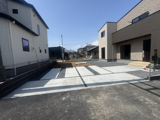 伊勢崎市茂呂町第7期　1号棟の駐車場|現地写真　駐車スペースは建物南側に並列2台可能です！
