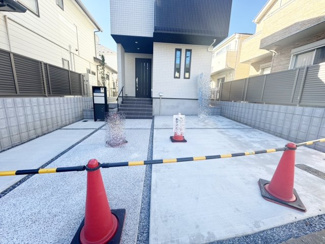 【駐車場】 | お車2台駐車可能な駐車場。余裕があるのでママの自転車やお子様の自転車も余裕で停められます。