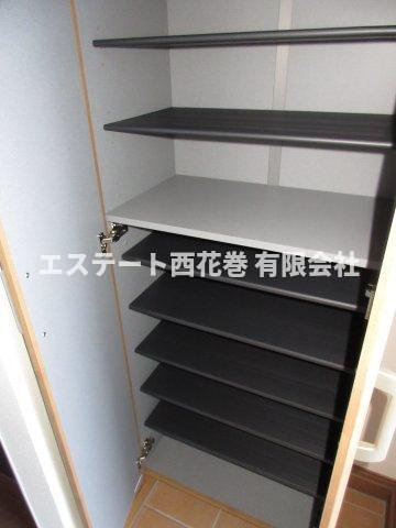 El alivio(エル・アルビオ） B棟の玄関|シューズボックス。姿見付きです