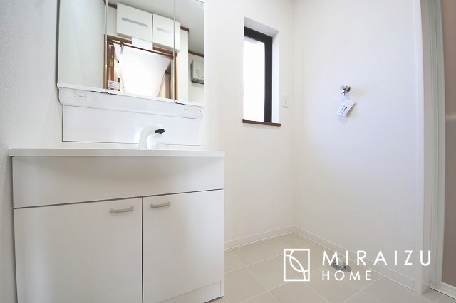 【独立洗面台】 | 洗面台です。収納棚もとても充実しております。コスメが大好きな奥様も、女子力高いご主人様もきっとご満足いただける収納力です。