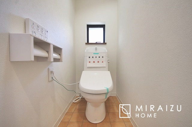 【トイレ】 | 空気の換気と光の明るさに配慮した清潔感のあるトイレ、ご自分の好きなアロマや芳香剤を置いて落ち着く空間を演出、一人になれる空間ですから、リラックスしたいですね。