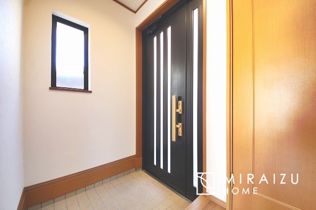 【玄関】 | いってきます♪ただいま♪明るい声が聞こえてきそうな玄関。ナチュラルなカラーがとても清潔感のある造りです♪
