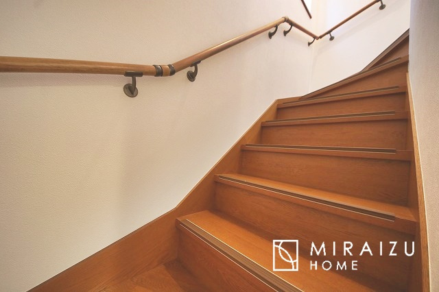 【内装】 | 安全性に配慮した手すり、清潔感や明るい陽光を取り入れてくれる窓がある階段。LED照明付きでお財布にもやさしいつくり。