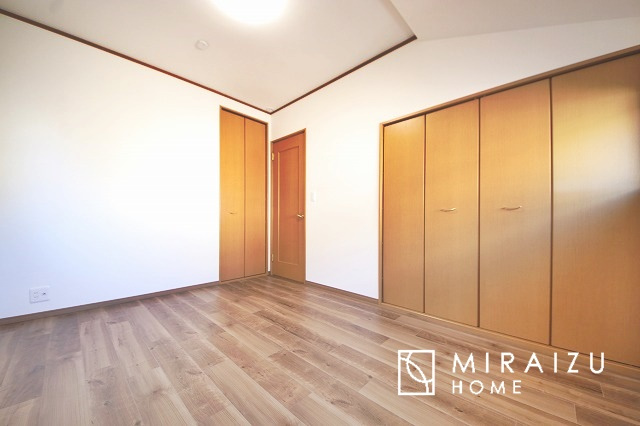 【洋室】 | 広さのある洋室は、ご夫婦様の寝室にぴったりですね。ご主人様の趣味のものや書斎などにも使用できるくらいの広さが嬉しいです。収納もばっちり完備してますのでお荷物が多いご家族様も安心してお暮しいただけます！