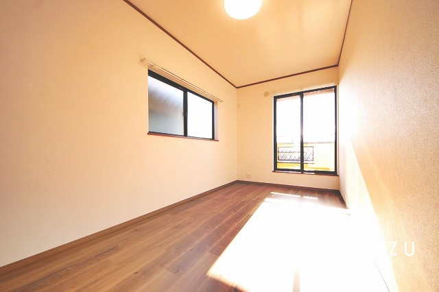 【寝室】 | お子様のお部屋にも主寝室にも使えますね。窓が二面についていますので採光もばっちり、空気の入れ替えもOK！自分のお部屋を持ちたいお子様の夢を叶えます！
