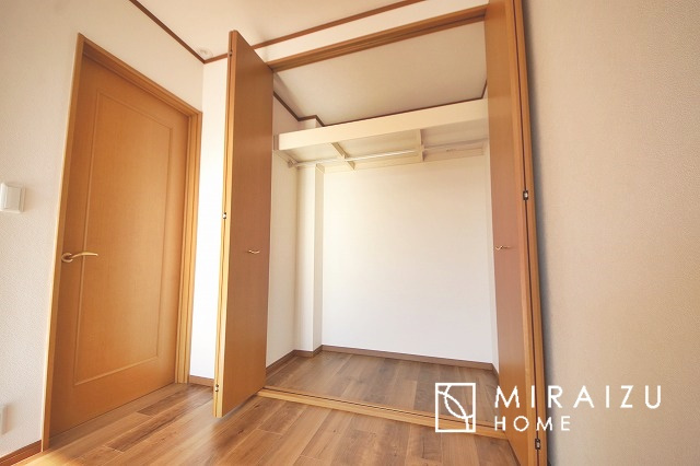 【収納】 | 小鳥の鳴き声で目覚める朝、爽やかな風が入ります。太陽の陽射しでお洗濯物がカラッと乾き、気持ちの良い洋服とお布団で快適に過ごせます。