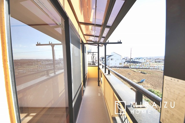 【バルコニー】 | 前面道路☆運転が不安な方も安心な前面道路、きちんと幅員のある道路は女性にも安心です。整備されている道路は気持ちも良いですね♪