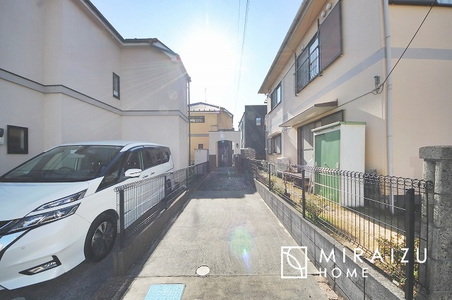 【前面道路含む現地写真】 | 心も体も癒されるゆったりと落ち着いた洋室。窓が多いつくりになっています。窓が多いと明るい空間を保ち、室内へ気持ちの良い風も取り込んでくれます。