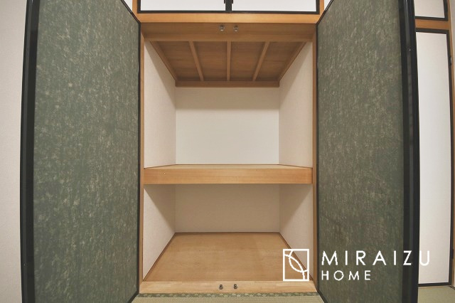 【収納】 | 収納あり、自然な採光ありの洋室。家族みんなが気持ち良く目覚められる、過ごしやすい主寝室などにもお勧め。もちろん、ペットもご一緒に。