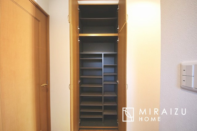 【収納】 | 小鳥の鳴き声で目覚める朝、爽やかな風が入ります。太陽の陽射しでお洗濯物がカラッと乾き、気持ちの良い洋服とお布団で快適に過ごせます。