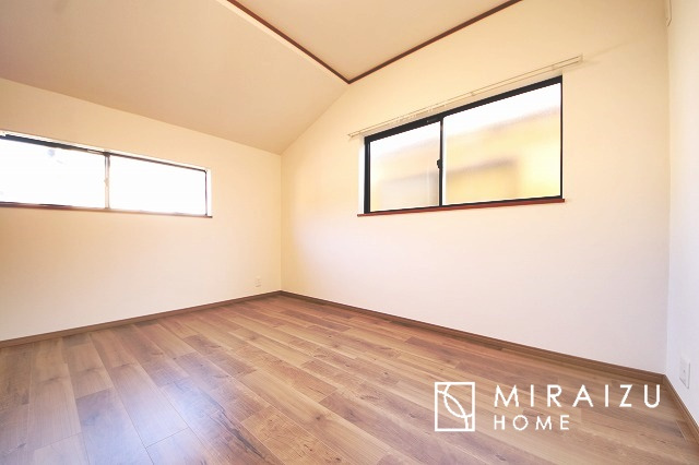 【洋室】 | 収納あり、自然な採光ありの洋室。家族みんなが気持ち良く目覚められる、過ごしやすい主寝室などにもお勧め。もちろん、ペットもご一緒に。