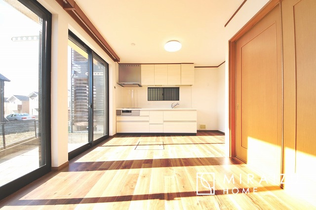 【居間・リビング】 | 窓が多いと温かな太陽の光と心地いい風が室内へと入ります。家族が集まるリビングは明るく過ごしやすいつくりです。窓が多いお家は住みやすい証です。