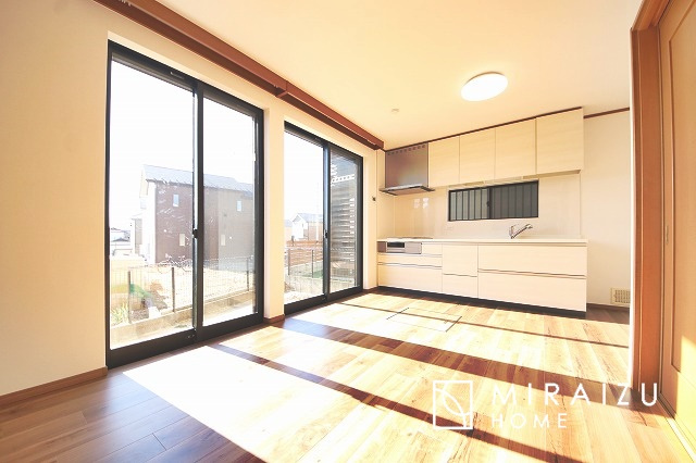 【居間・リビング】 | 陽当たりが心地の良いリビング空間です。日中はカーテンを開けて自然な光を取り込みリラックスして過ごしたいですね、照明器具もセンスの良いものを使いたいですね。
