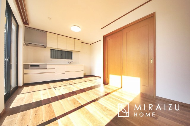 【居間・リビング】 | 大きな窓が特徴のリビングでは、太陽光も沢山取り込むことが出来てお家の中にいても日光浴が可能ですね、開放的な空間です。インテリア選びも楽しそう、ご家族様で相談しながらインテリア配置も楽しみたいです