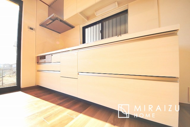 【キッチン】 | 収納に様々な工夫がされていて出しやすく片付けやすい、散らかりにくいキッチンになっています！人工大理石の天板や深型シンクなど、デザイン性と機能性を兼ね備えているので見せたいキッチンになっています。