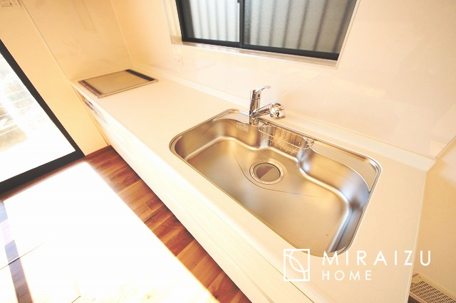 【キッチン】 | スッキリとした形が上品な広々ワイドキッチンです。窓もあり明るい空間の中で毎日お料理することが可能です。収納スペースも広いのが嬉しいですね。