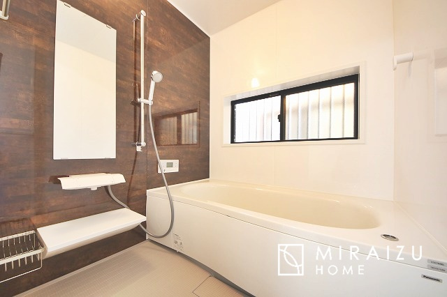 【浴室】 | 清潔感のある広い浴室が自慢です。疲れた日にはお湯をためてリラックスタイムを楽しみたいですね、今はスマホも防水の時代です、半身浴をしながら動画視聴、漫画視聴、楽しく過ごしたいですね^^