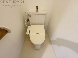 温水洗浄便座付トイレは温水洗浄機能により、暖かい水でおしりを洗浄することができ、冷たい水を使う従来の便座に比べ、温水洗浄機能で暖かいトイレを提供し、快適な使用を可能にします。
