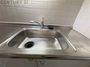 大きなシンクでお鍋などの大きな調理器具を洗う際にも便利です。
