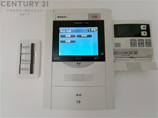 訪問者が来たときにテレビ画面で確認できるため、安心してドアを開けられます。録画機能があるものもあり、留守中に来訪者を記録しておくことができます。利便性が高く、セキュリティ面でも安心です
