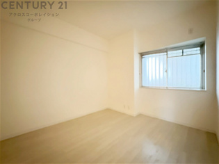 明るい色合いのフローリングとクロスを使用した洋室は家具やインテリアとも調和しやすく空間が広く感じられ開放感を生み出します。自然光を効果的に反射し、室内を明るく保つため、日中の照明使用を抑えられます。
