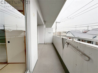 南向きバルコニーは日照が豊富で温暖な陽光を受けられ、植物の育成やリラックススペースとして活用可能です。洗濯物の乾燥が速く、快適な生活環境を提供。自然の光を取り込み、室内を明るくしてくれます。
