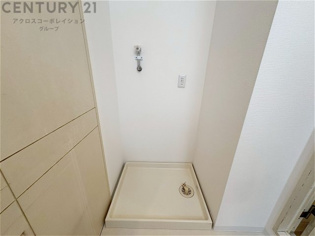 洗濯物の仕分け作業がしやすく、整理整頓が容易になります。洗濯音や湿気を他の部屋に持ち込まず、生活環境を快適に保ちます。上部を活用すれば収納スペースを確保でき洗剤や洗濯用品の整理もしやすくなります。
