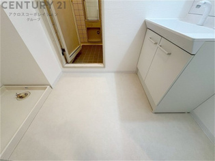 衣服の収納や脱ぎ着や整理整頓がしやすく、湿った衣類を乾燥させるスペースがありカビや臭いの発生を防ぎます。床の汚れを他の部屋に持ち込まず清潔を保つことができます。また快適な入浴環境の整備にも役立ちます。