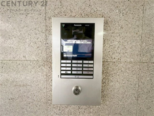 オートロック式エントランスは他の住民や外部の人間が簡単に出入りできないため、個々の住戸が安全に保たれます。同時に、訪問者が来訪する場合にはインターホン等で確認することができ、不要な来客を遮断できます。