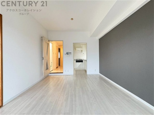 リビングダイニングは家族や友人とのコミュニケーションを楽しむ場所でくつろぎながら食事や会話を楽しめ、多目的に利用できリラックスできる空間です。家庭内の中心として機能し、快適な生活をサポートします。

