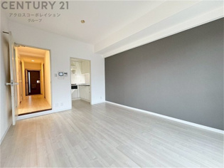 キッチン前のダイニングスペース　カウンターキッチンから料理の受け渡し等に便利です。ダイニングセットを置いても十分な広さを確保。
