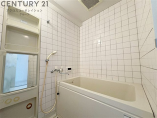 換気扇・シャワー付きの浴室になります。ミラー付き小物置き場もございます。