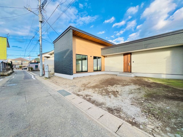 高崎市上並榎町の前面道路含む現地写真|閑静な住宅街に佇むモダンなオール電化
平屋住宅