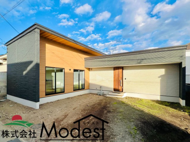 高崎市上並榎町の外観|シンプルモダンな外観の中に木の温もりが上質な建物を感じられます。