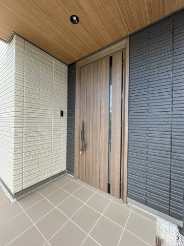 【玄関】 | 熊谷市玉井南２丁目　中古戸建 | ビルトインガレージ付き！