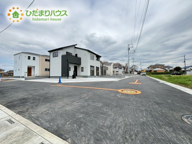 深谷市稲荷町北　第2　新築一戸建て　リーブルガーデン　01の前面道路含む現地写真