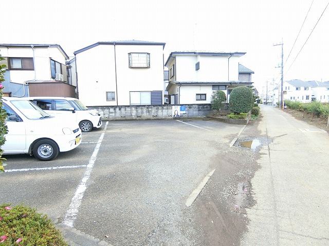 ストークコートNの駐車場