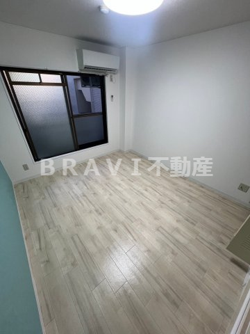 サンライン成育　BRAVI不動産の居間・リビング|【サンライン成育】こちらの居間で趣味の時間をお楽しみください