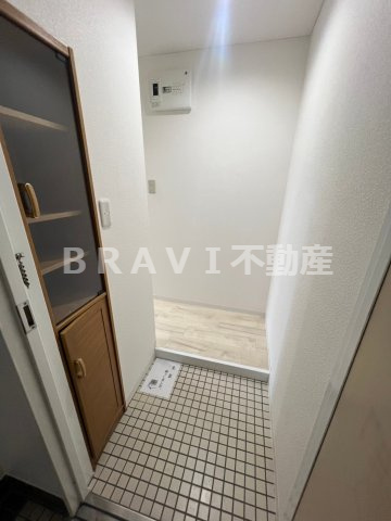 サンライン成育　BRAVI不動産の玄関|【サンライン成育】明るい玄関です