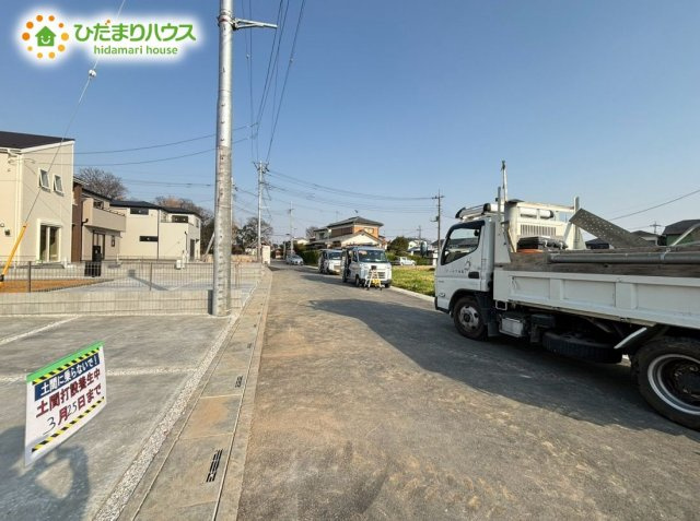深谷市稲荷町北　第2　新築一戸建て　リーブルガーデン　05の前面道路含む現地写真|前面道路幅6ｍ！
車の出入りもラクラクできちゃいます(^^♪
