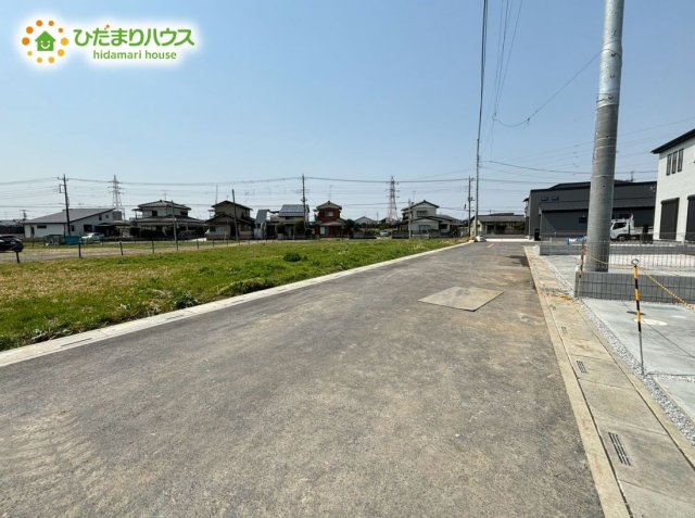 深谷市稲荷町北　第2　新築一戸建て　リーブルガーデン　06の前面道路含む現地写真|前面道路幅6ｍ！
車の出入りもスムーズにできます◎